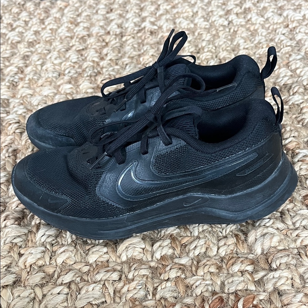 Nike Cosmic Runner Big Kids All Black Size 5.5 Worn Twice! HM4402-001